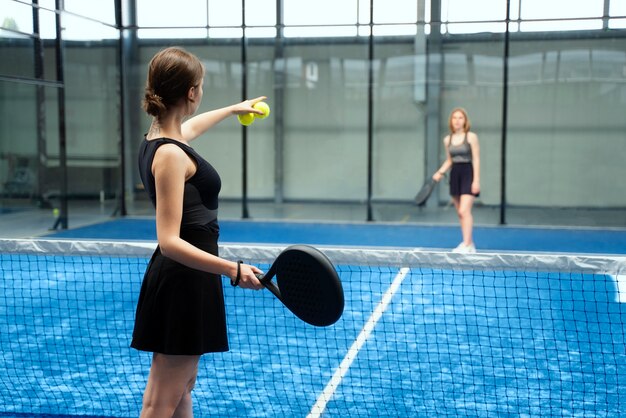 Femmes jouant au paddle-tennis vue latérale