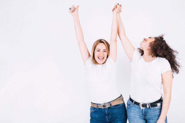 Photo gratuite femmes joyeuses célébrant le succès