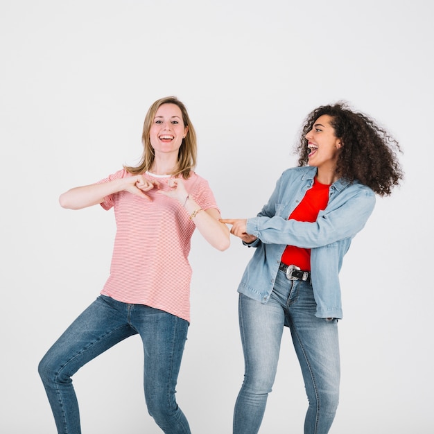 Femmes joyeuses danser et faire des gestes