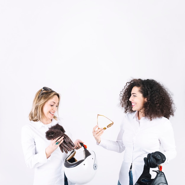 Femmes joyeuses avec des engins de moto