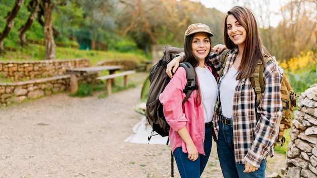 Photo gratuite femmes joyeuses avec des sacs à dos