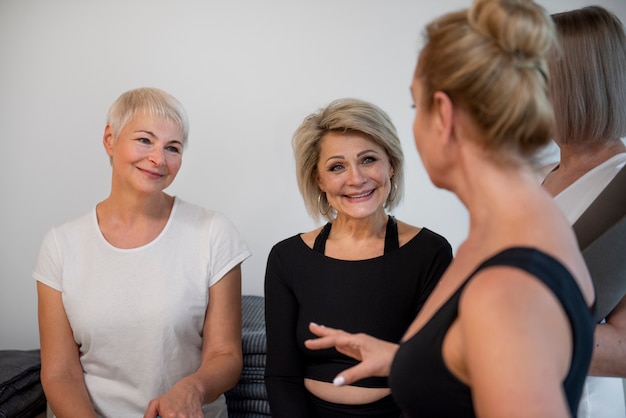 Photo gratuite femmes à leur séance de yoga