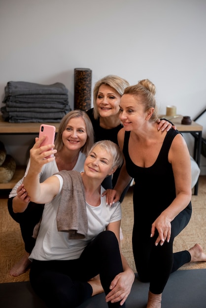 Photo gratuite femmes à leur séance de yoga