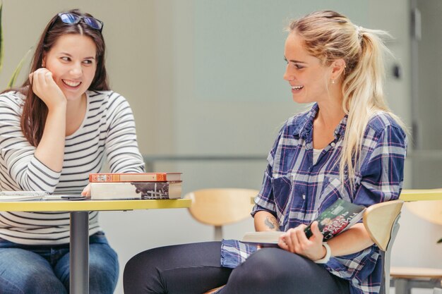 Femmes lisant des livres et discutant