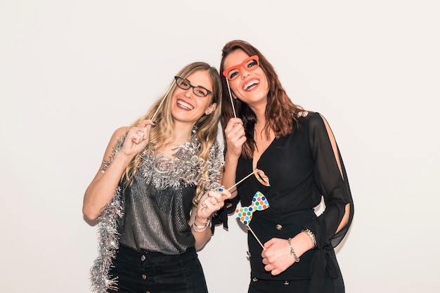Femmes avec des lunettes en papier sur la fête