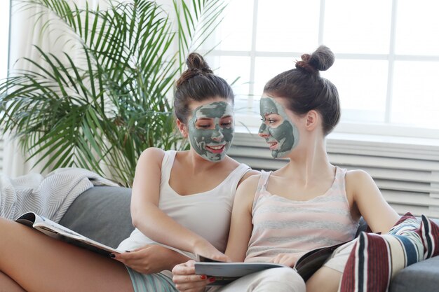 Femmes avec masque facial, beauté et concept de soins de la peau