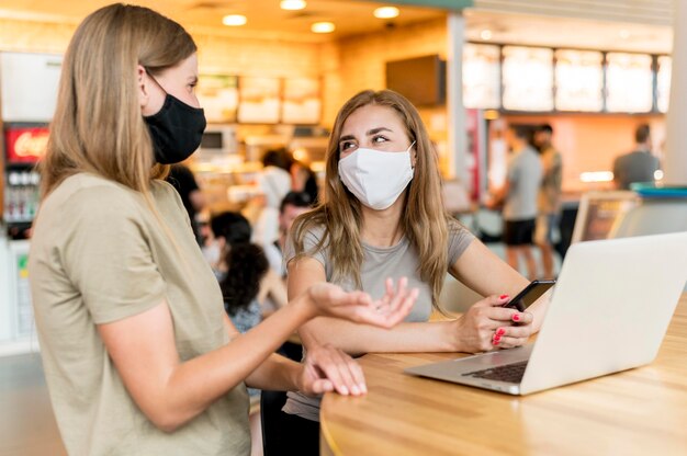 Femmes avec masque travaillant