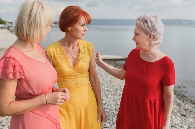 Photo gratuite femmes matures élégantes en plein air