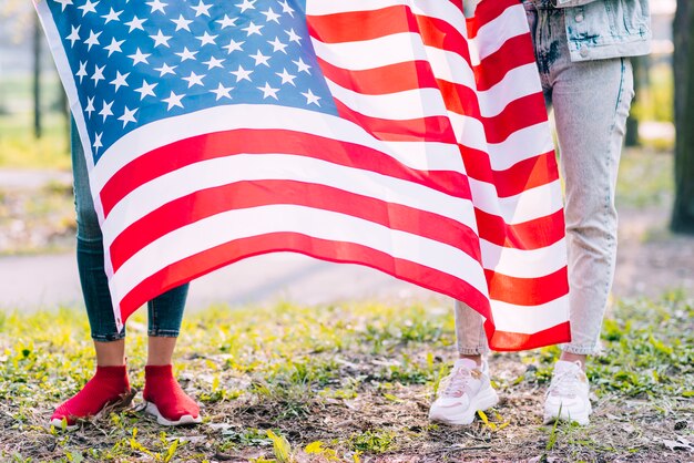 Femmes méconnaissables tenant le drapeau américain le 4 juillet