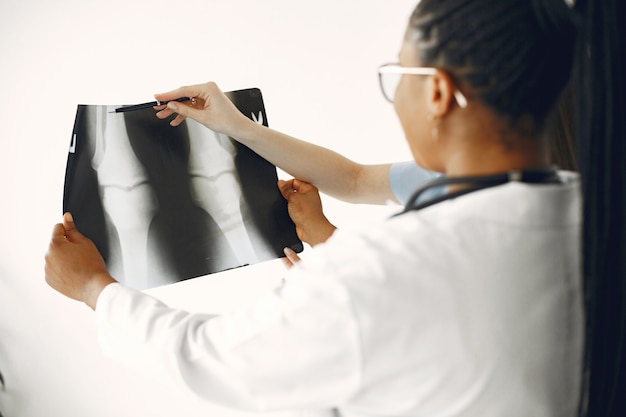 Femmes médecins en peignoirs. Fille africaine. Stéthoscope sur le cou du médecin.