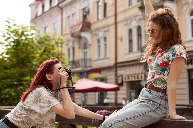 Femmes à mi-parcours faisant des photoshoot