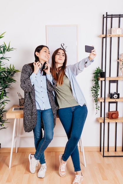 Femmes mignonnes posant pour selfie