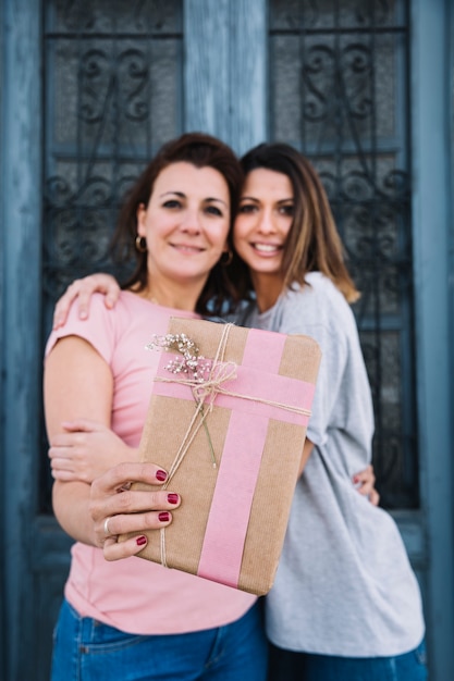 Femmes montrant présent à la caméra