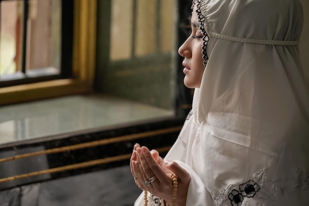 Femmes Musulmanes Priant Pour Les Bénédictions D'allah à La Mosquée D'ayutthaya Photo Premium