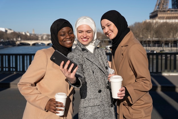 Femmes musulmanes voyageant ensemble à paris