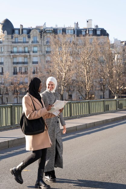 Femmes musulmanes voyageant ensemble à paris