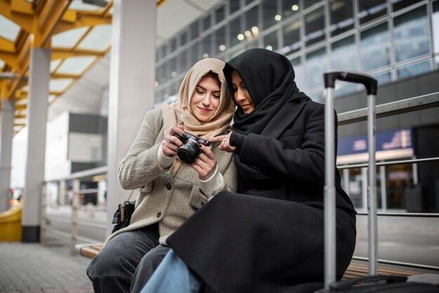 Femmes musulmanes voyageant ensemble