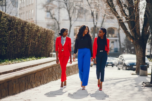 Photo gratuite femmes noires dans un parc