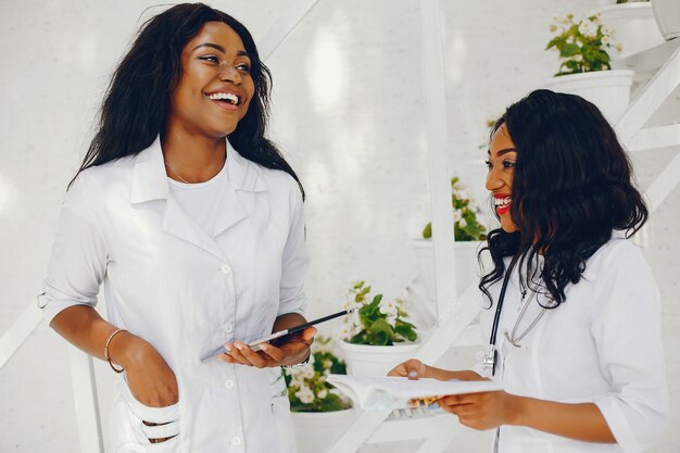 Femmes noires avec stéthoscope