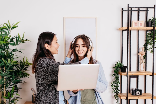 Photo gratuite femmes avec un ordinateur portable et un casque