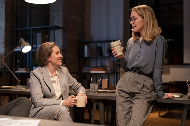 Femmes parlant au bureau