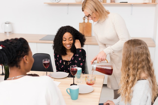 Photo gratuite les femmes passent du temps ensemble à une table