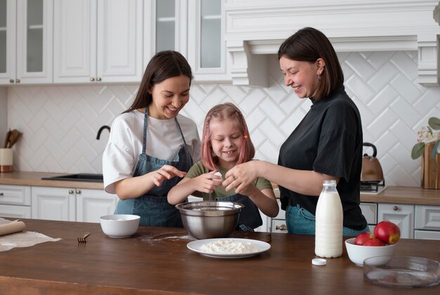 Les femmes passent du temps avec leur fille à la maison