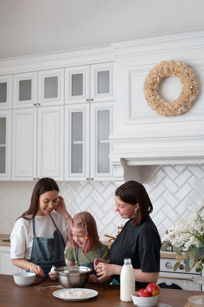 Photo gratuite les femmes passent du temps avec leur fille à la maison