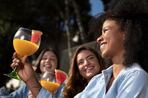 Femmes avec pastèque se bouchent