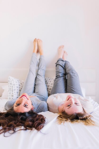 Femmes pieds nus allongé sur le lit