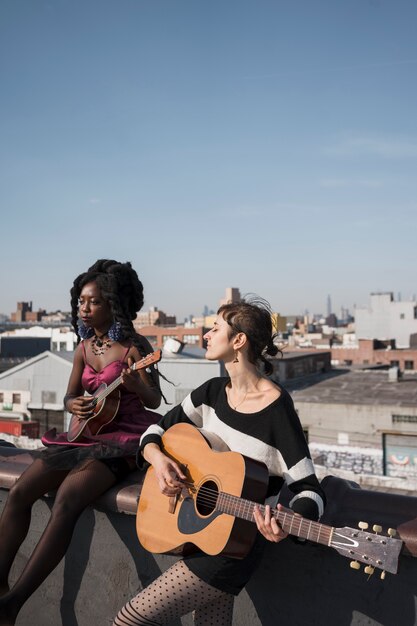 Femmes de plan moyen faisant de la musique