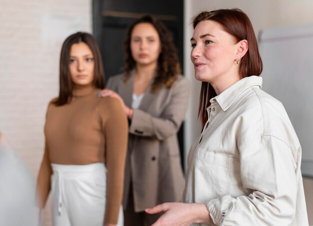 Femmes de plan moyen faisant de la thérapie