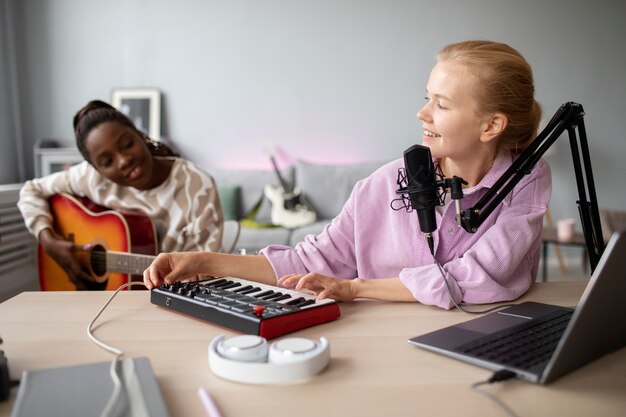 Les femmes de plan moyen font de la musique