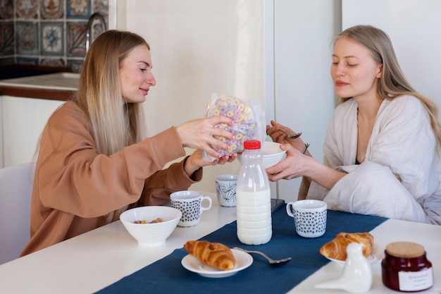 Femmes de plan moyen mangeant ensemble