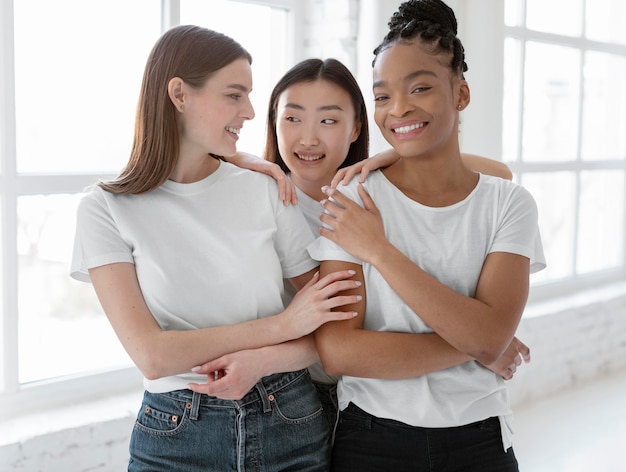 Femmes plan moyen passant du temps ensemble