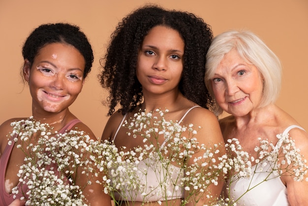 Femmes de plan moyen posant ensemble