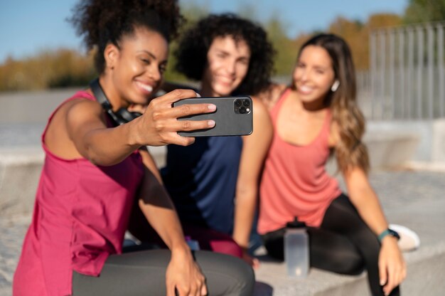 Femmes à plan moyen prenant un selfie