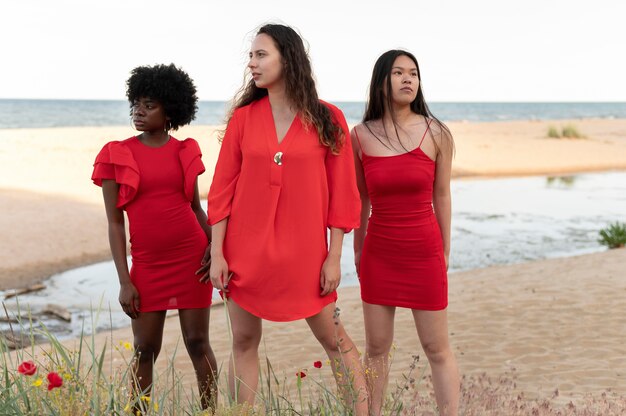 Femmes de plan moyen avec des robes rouges
