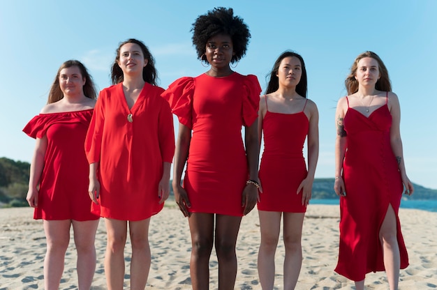 Photo gratuite femmes de plan moyen avec des vêtements rouges