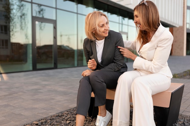 Femmes de plein coup discutant