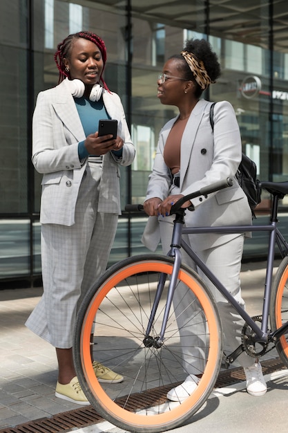 Femmes de plein coup discutant