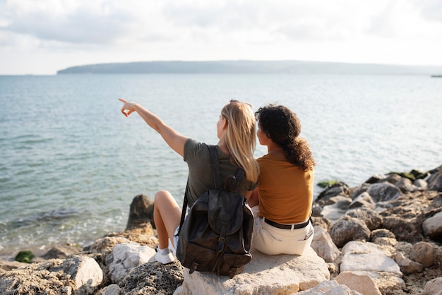 Femmes en plein plan au bord de la mer