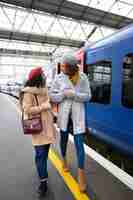 Photo gratuite femmes en plein plan à la gare