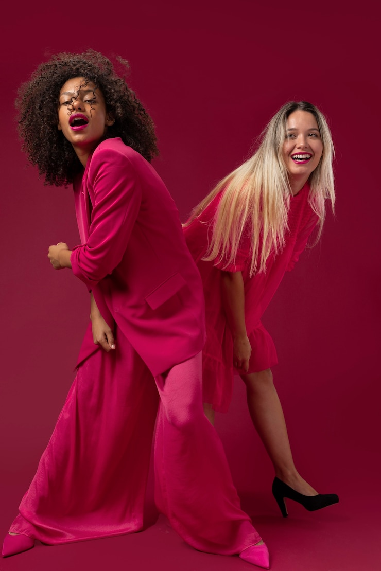 Photo gratuit femmes pleines de coups avec des tenues roses
