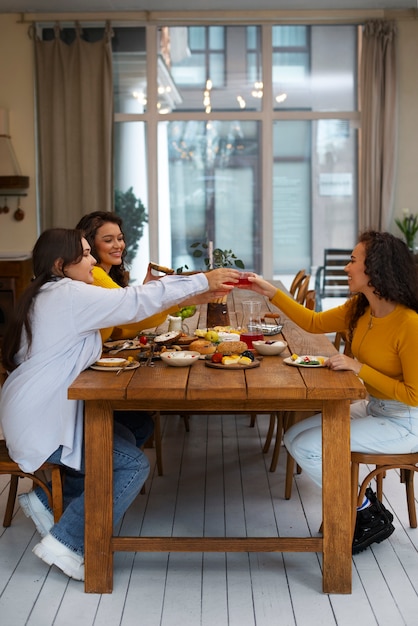 Femmes pleines de photos appréciant la nourriture délicieuse