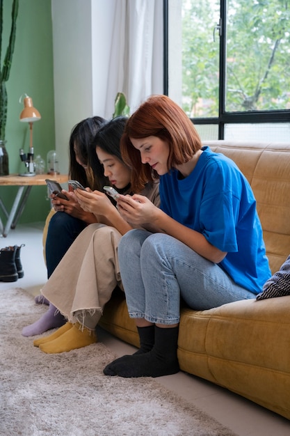 Femmes pleines avec des smartphones