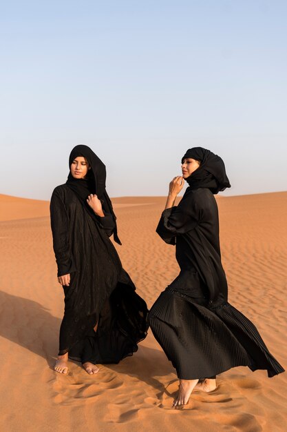 Femmes portant le hijab dans le désert