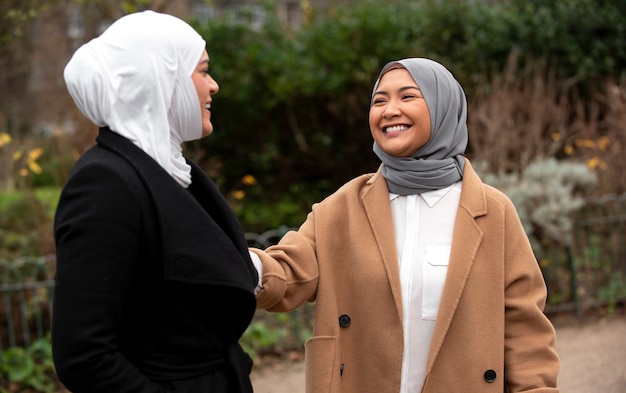 Photo gratuite les femmes portant le hijab passent un bon moment