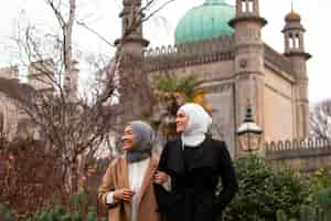 Photo gratuite les femmes portant le hijab passent un bon moment