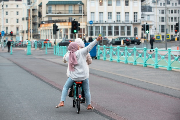 Les femmes portant le hijab passent un bon moment